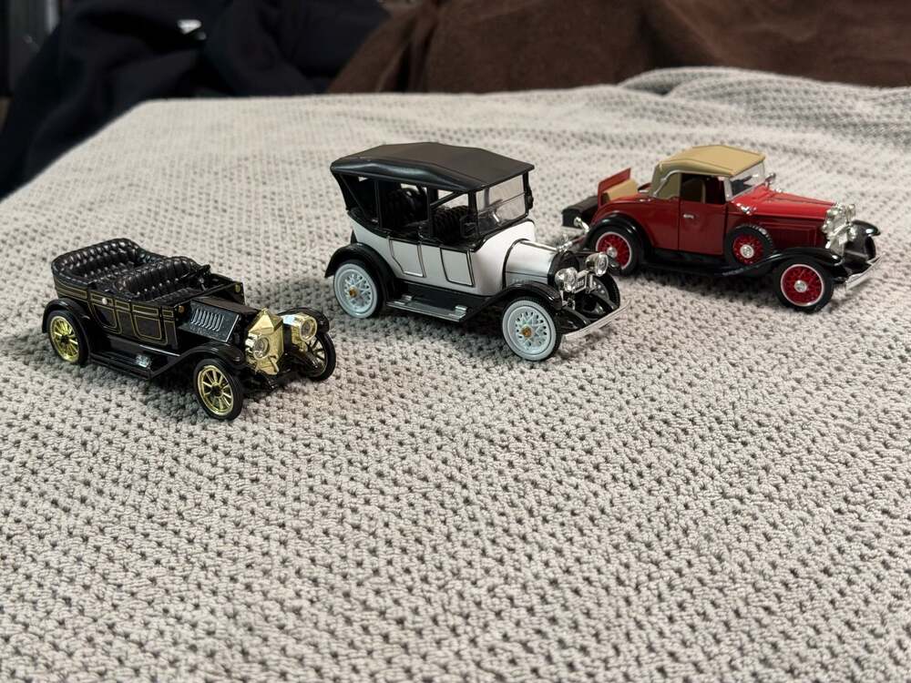 1:32 die-cast 1915 Chevrolet, 1931 Chevrolet, 1931 Ford. Set 3 Replicas